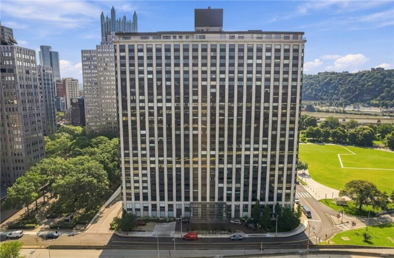 320 Fort Duquesne Blvd 25L — photo 2
