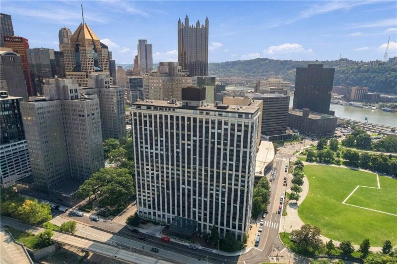 320 Fort Duquesne Blvd 25L — photo 3