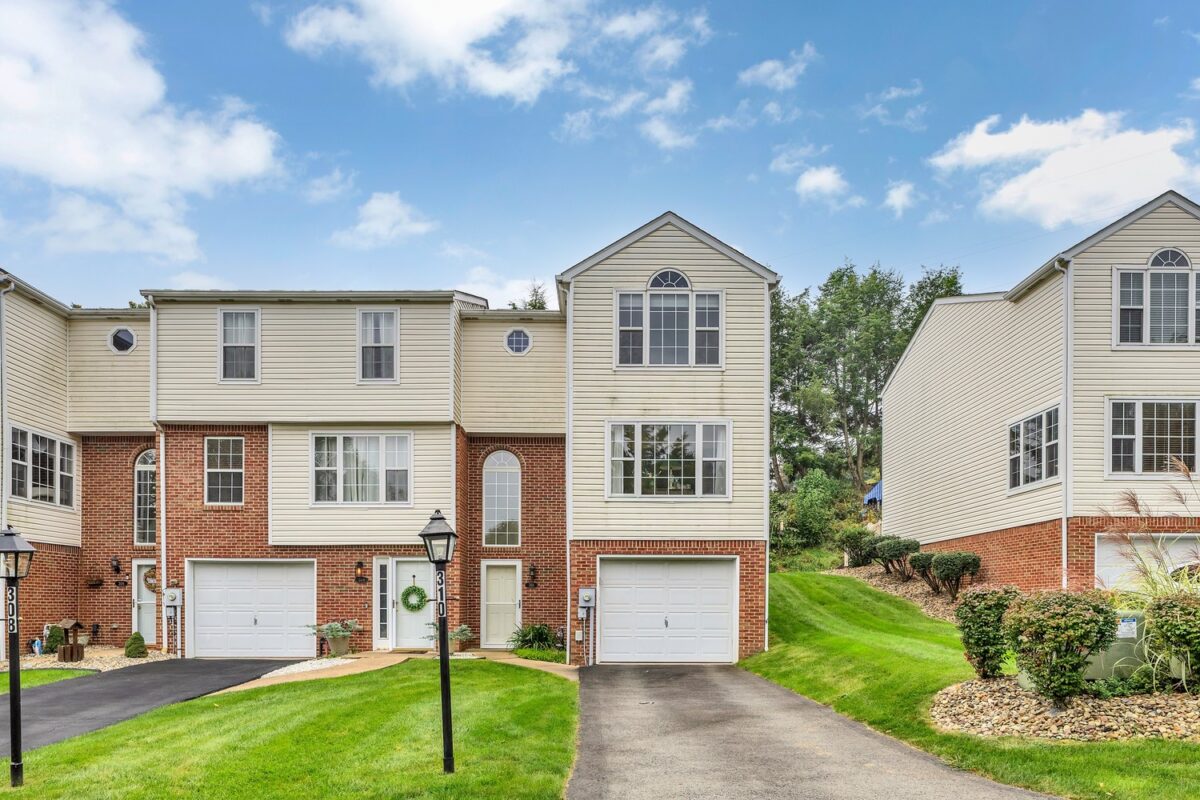 310 Links COURT — photo 1