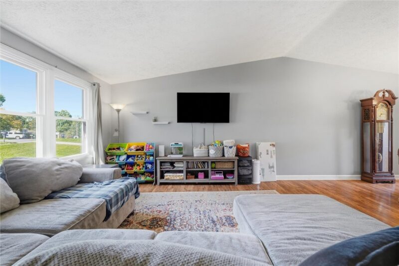 110 Glengarry Dr — photo 5