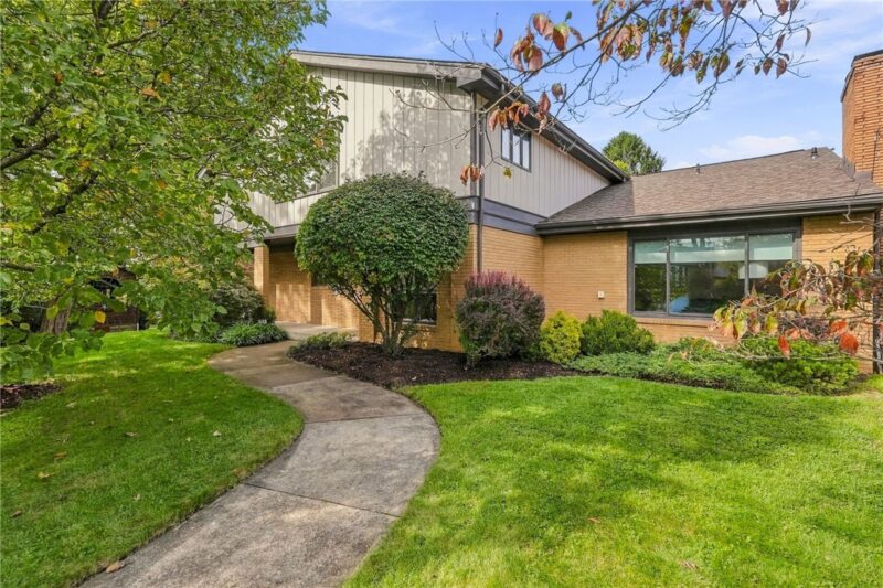 7135 Roycrest Place — photo 2