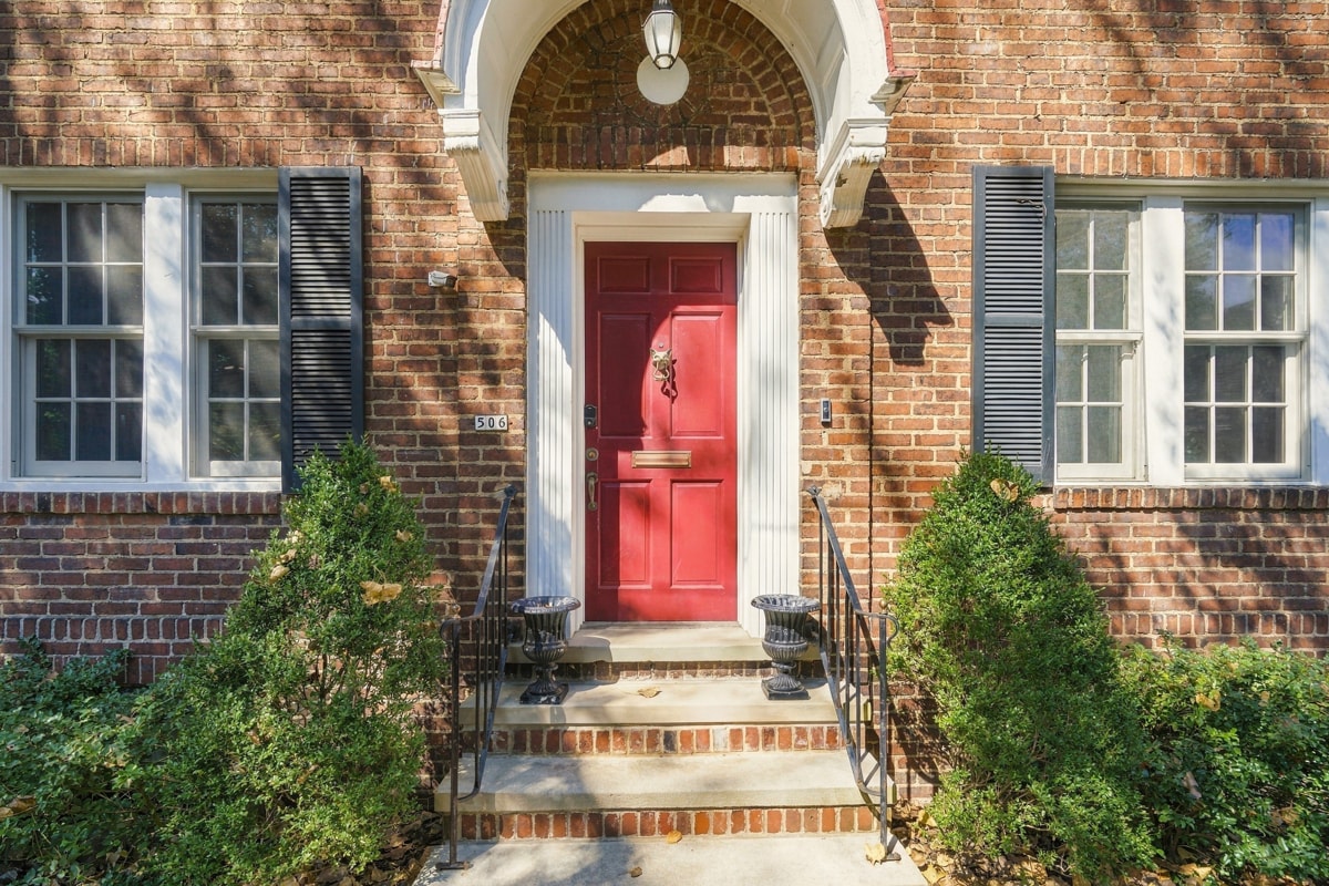 506 Roslyn Place — photo 1