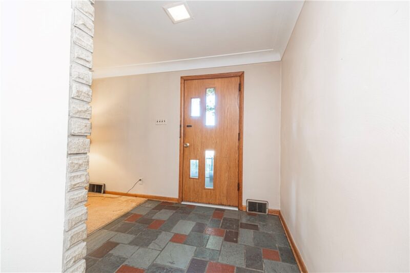 449 Colonial Dr — photo 3