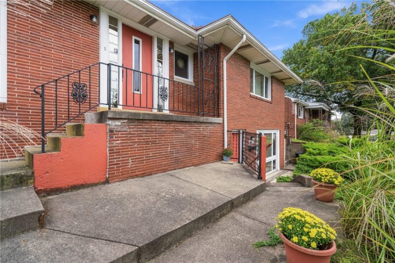 457 Longvue Dr — photo 2