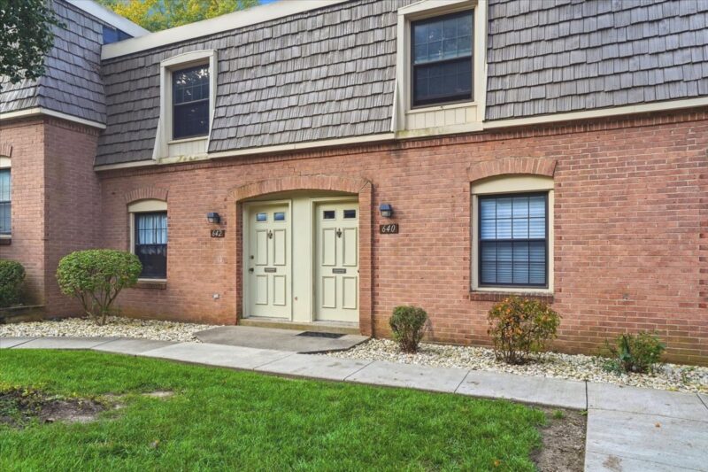 640 Carriage Circle — photo 2