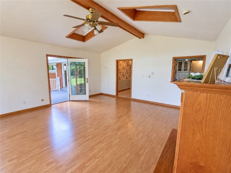 321 Comanche Dr — photo 3