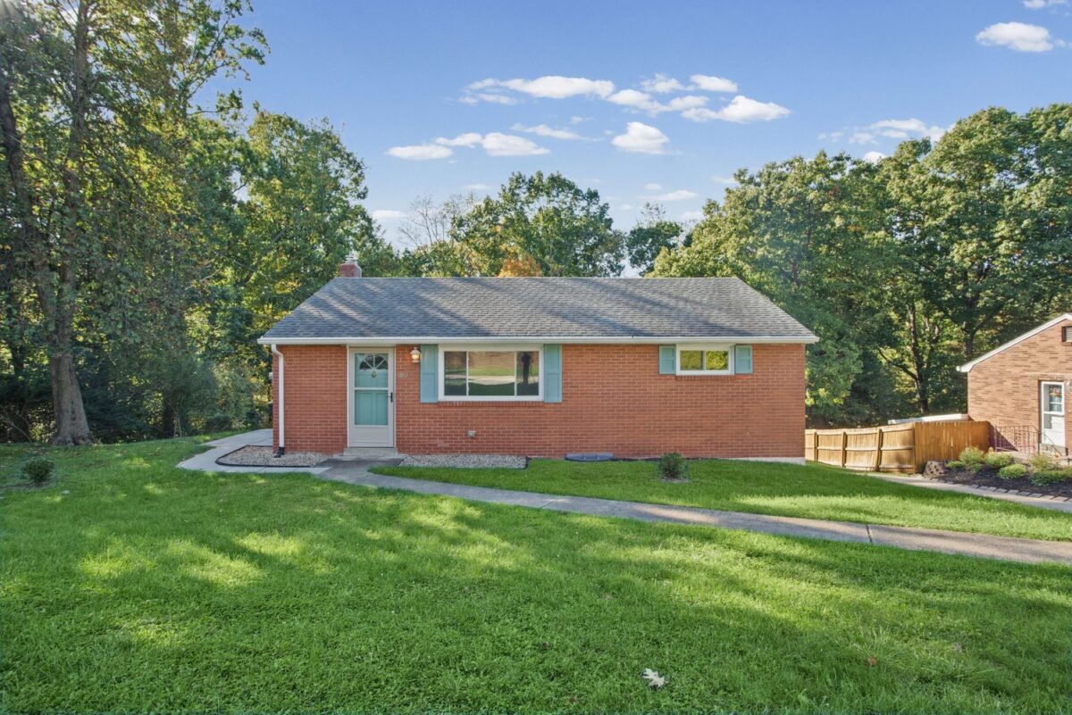 1403 Lakeside DRIVE — photo 1