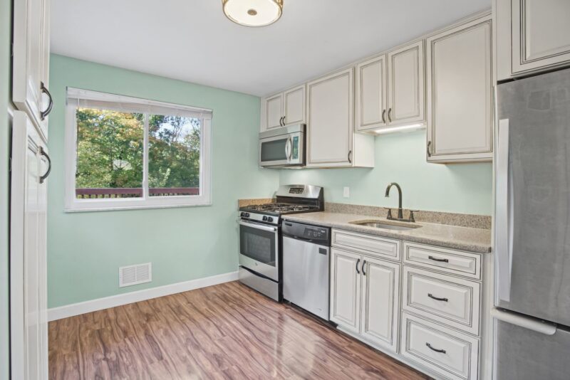 1403 Lakeside DRIVE — photo 4