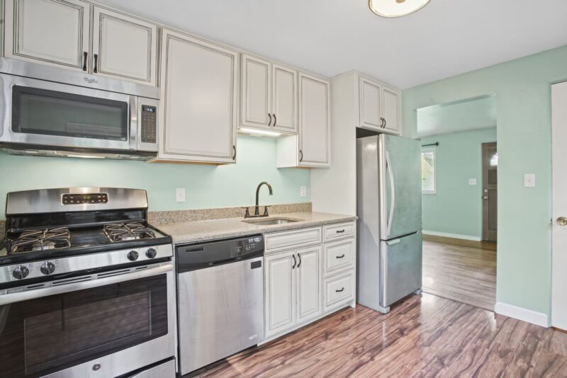 1403 Lakeside DRIVE — photo 5