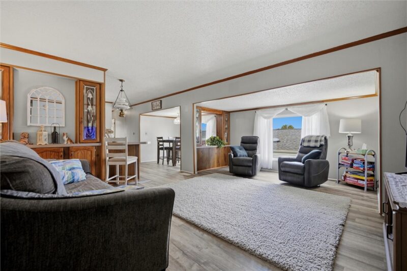 609 Lark Ln — photo 2