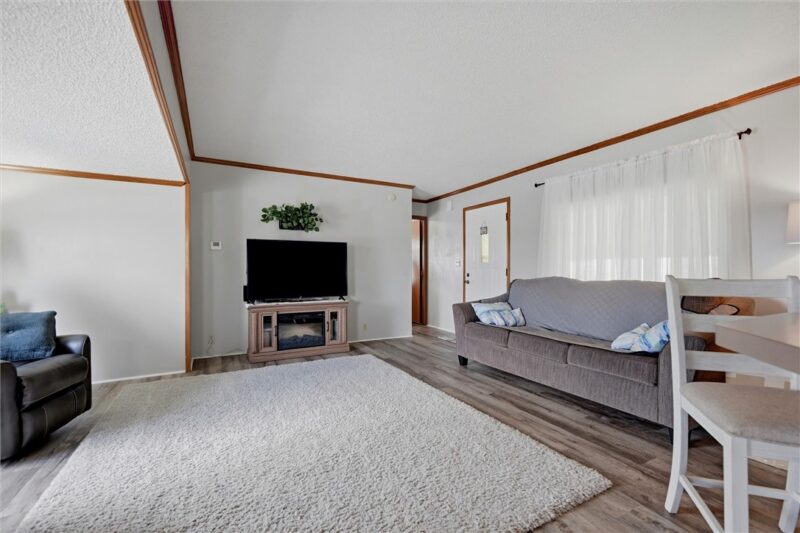 609 Lark Ln — photo 3