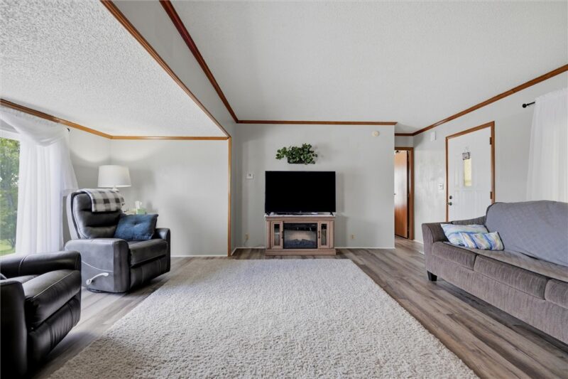 609 Lark Ln — photo 4