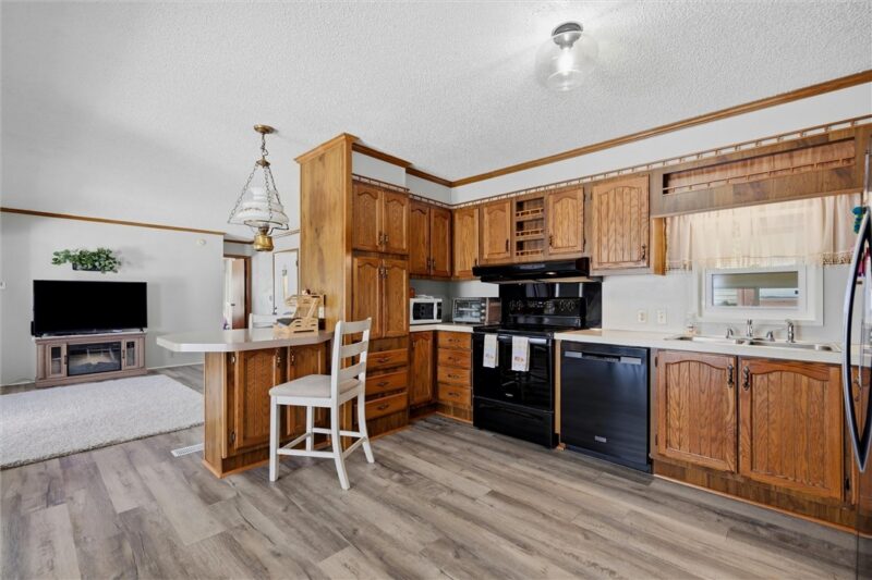 609 Lark Ln — photo 6
