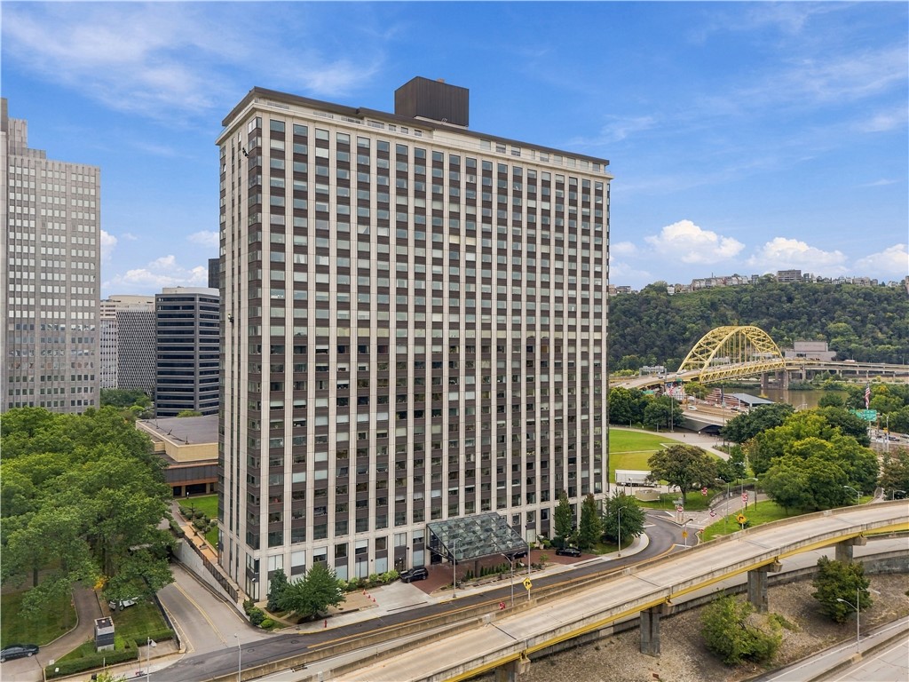 320 Fort Duquesne Blvd 24N — photo 1
