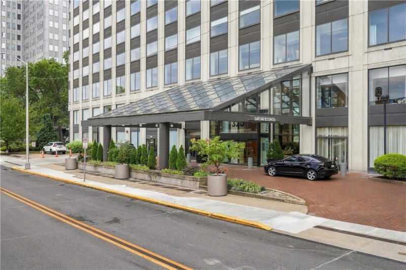 320 Fort Duquesne Blvd 24N — photo 2