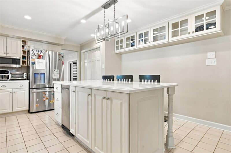 821 Jonathan Dr — photo 8