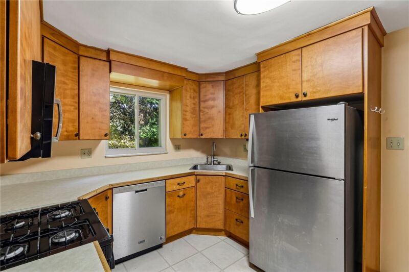 1529 Hawthorne St — photo 8