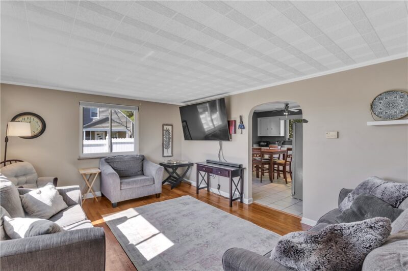 136 N Hazen Ave. — photo 2