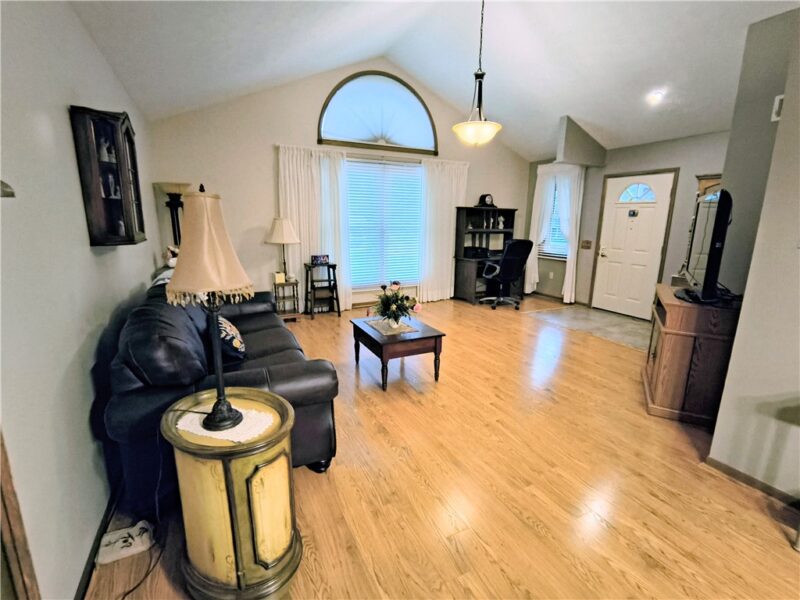 403 Surrey Ln — photo 5