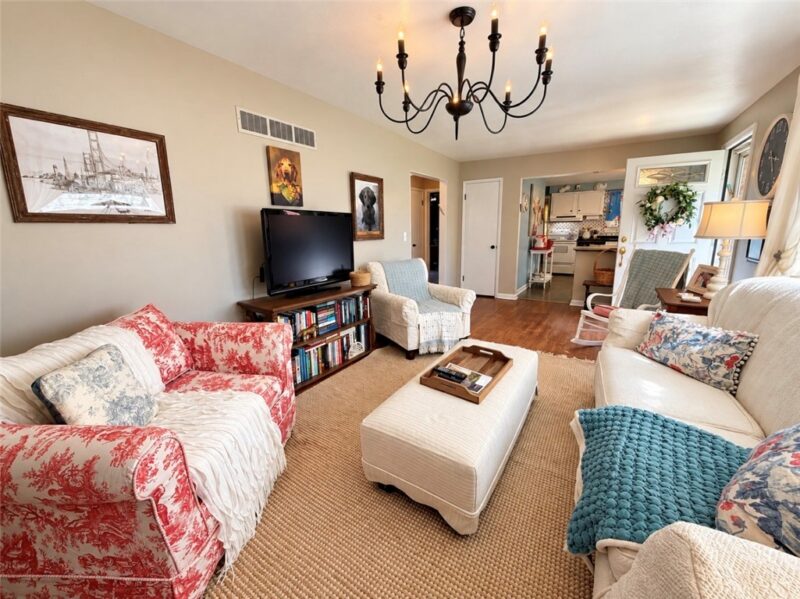 207 Central Dr — photo 3