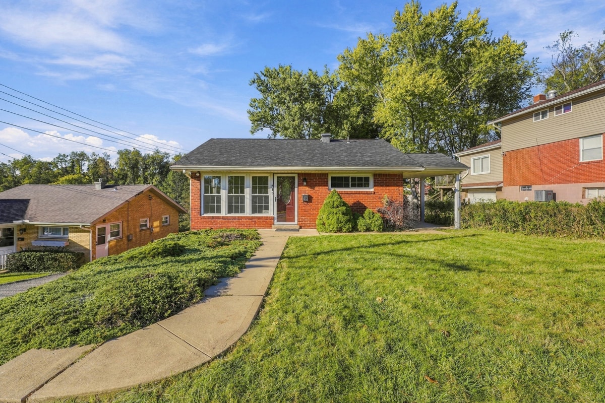215 Dunbar DRIVE — photo 1