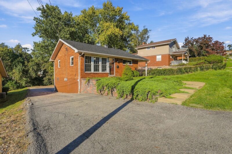 215 Dunbar DRIVE — photo 2