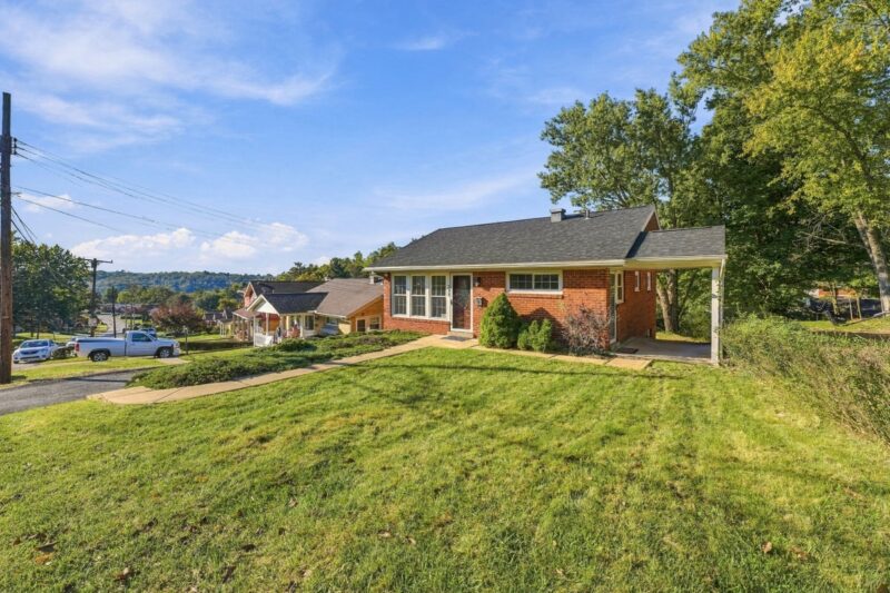215 Dunbar DRIVE — photo 3