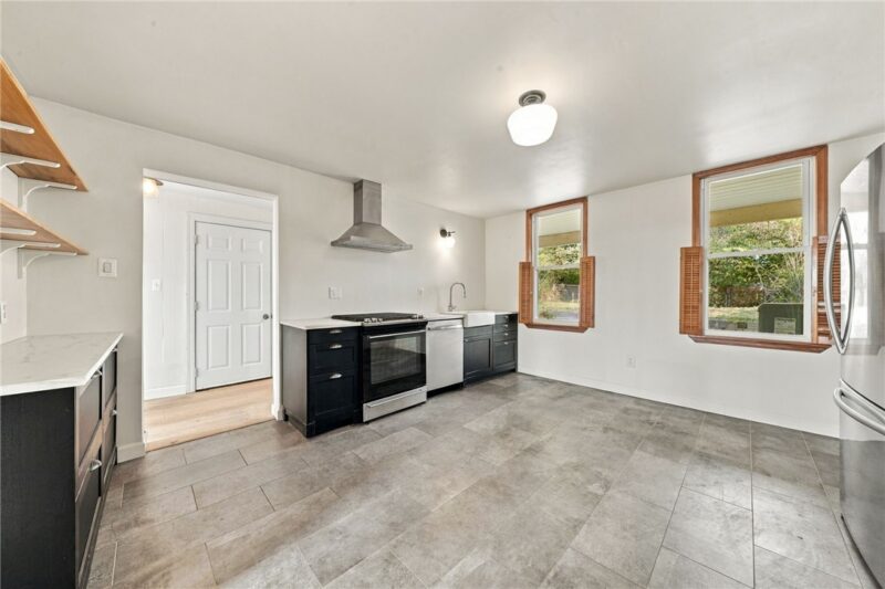 12 Luty Ave — photo 2