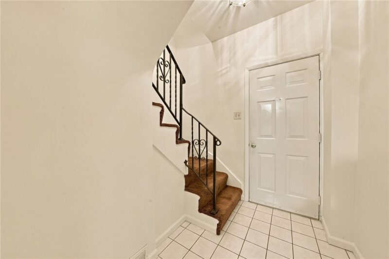 321 Center Ave — photo 4