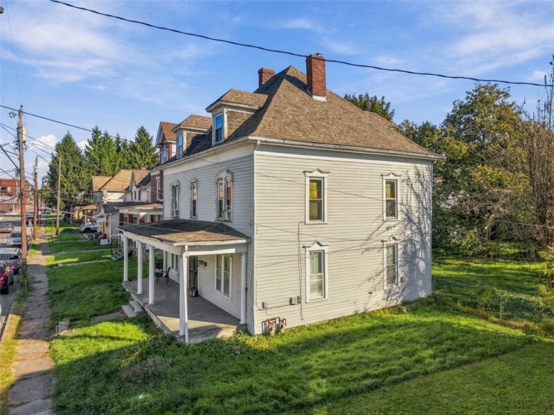 233 W Brady St — photo 3