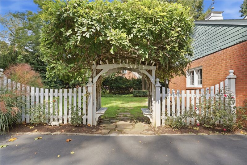 413 Maple Lane — photo 2