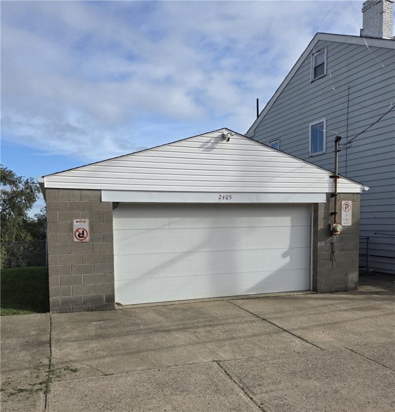2404 & 2405 Cobden Street — photo 3