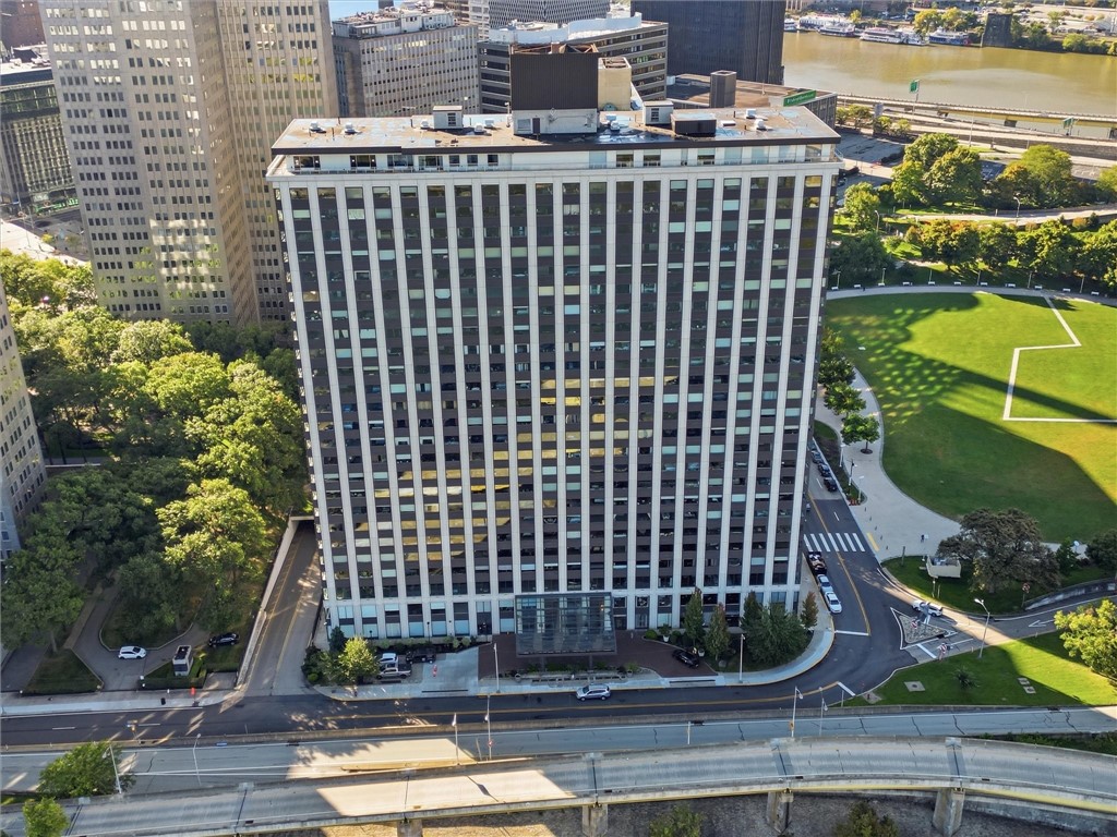 320 Fort Duquesne Blvd 21B — photo 1