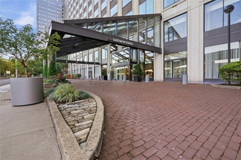 320 Fort Duquesne Blvd 21B — photo 2