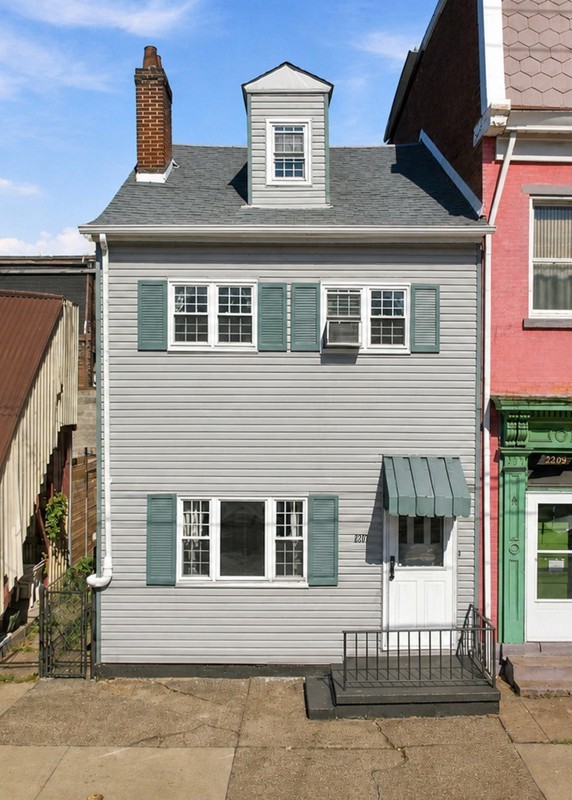 2207 Sarah Street — photo 1