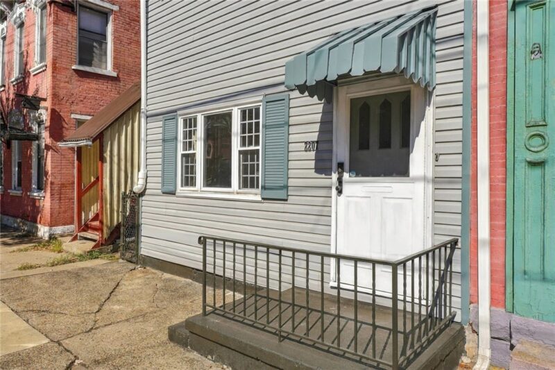 2207 Sarah Street — photo 2
