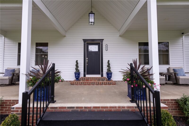 1811 Locust Ln — photo 2