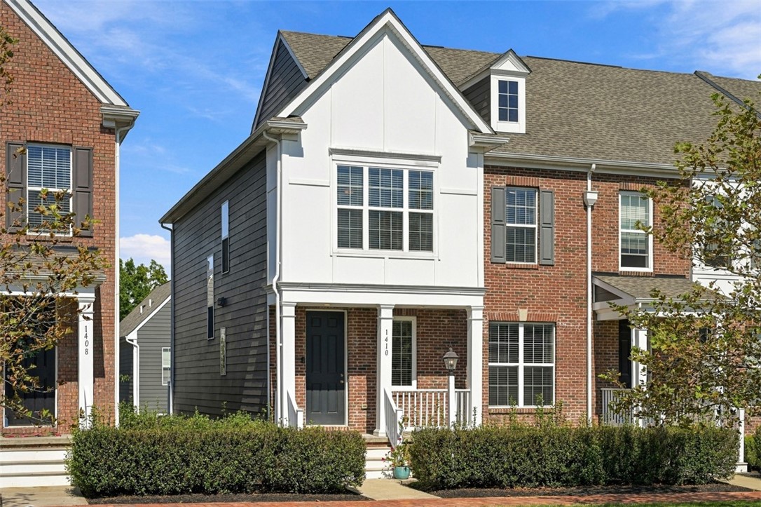 1410 Hastings Crescent — photo 1