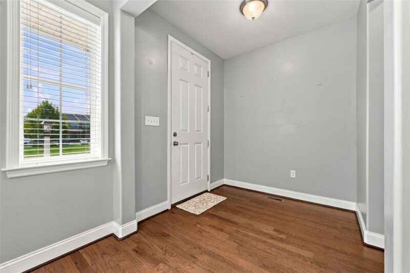 1410 Hastings Crescent — photo 2
