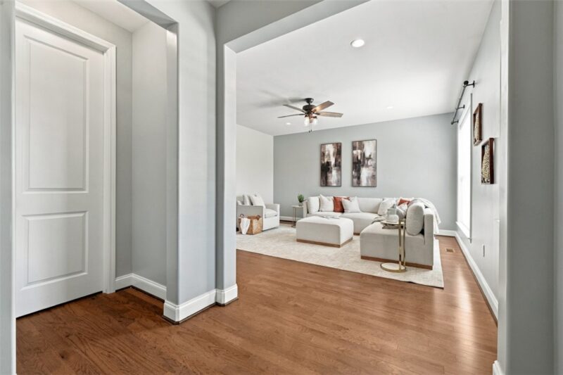 1410 Hastings Crescent — photo 3