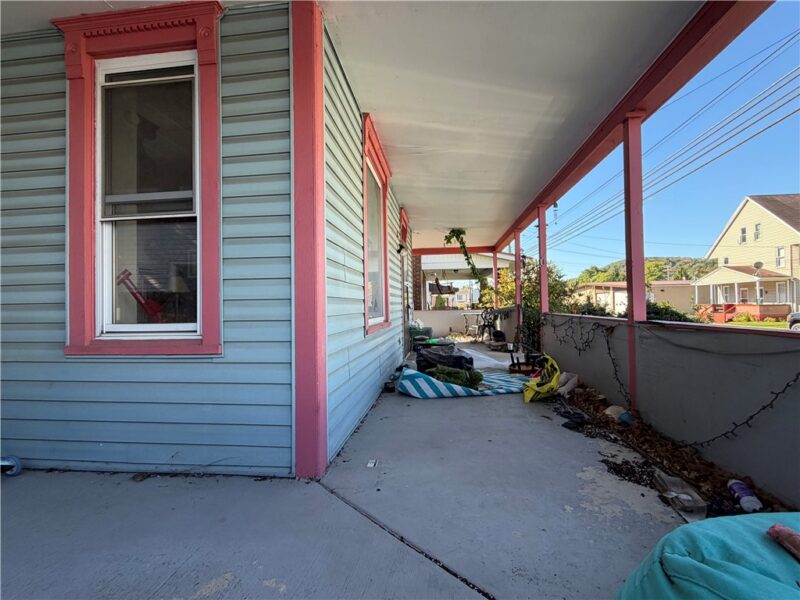 156 Byron St — photo 4