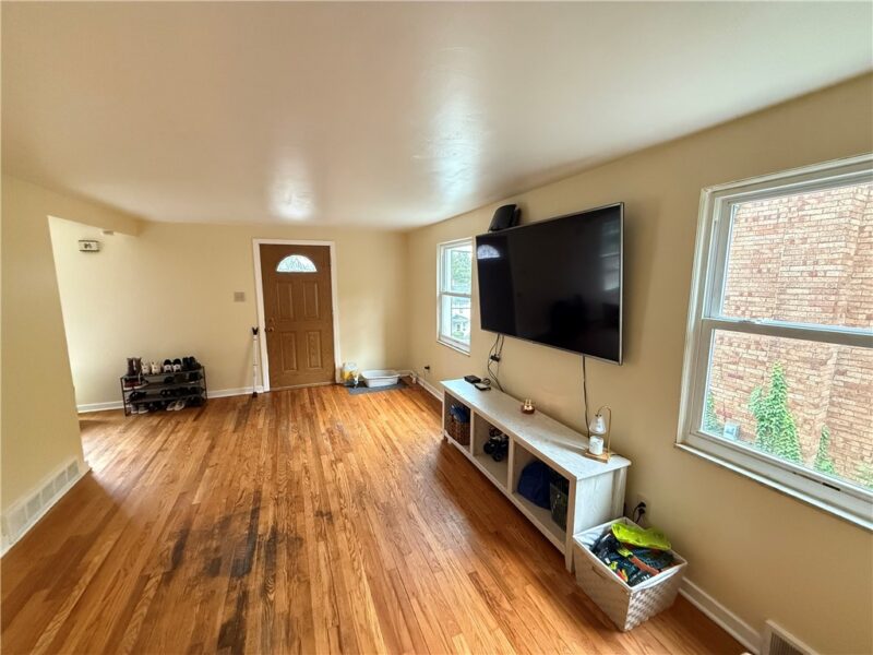 1366 Broadway Ave — photo 2