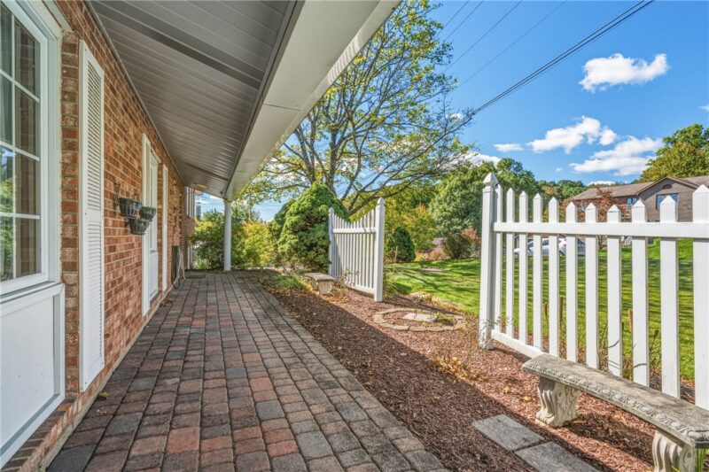 305 Banbury Ln — photo 3