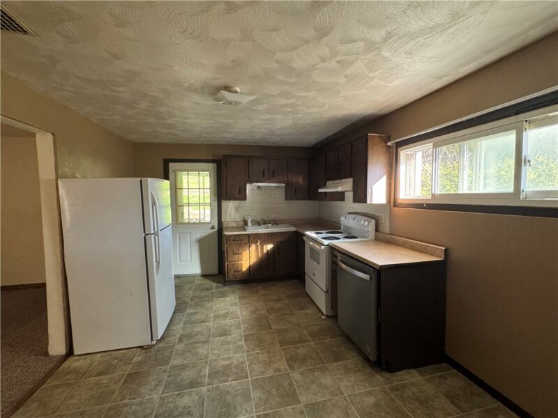 134 Douglas St — photo 2