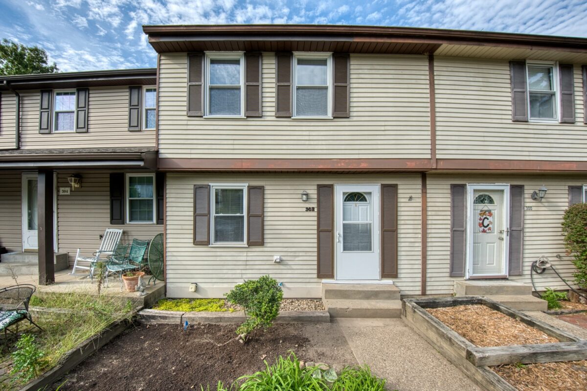 302 Parkwood Drive — photo 1