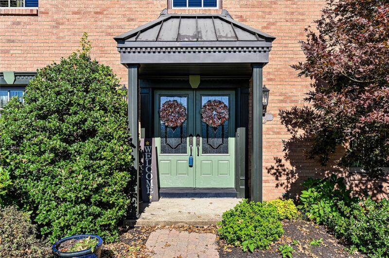 330 ELM DR. — photo 2