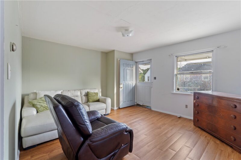 555 Peter St — photo 2