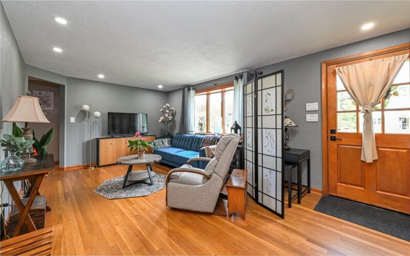 225 Rolling Dr — photo 3