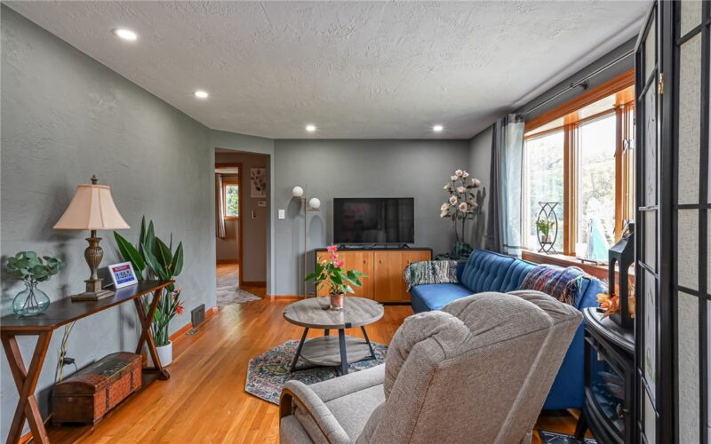 225 Rolling Dr — photo 4