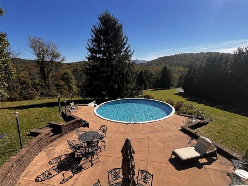 615 Strawcutter Road — photo 8